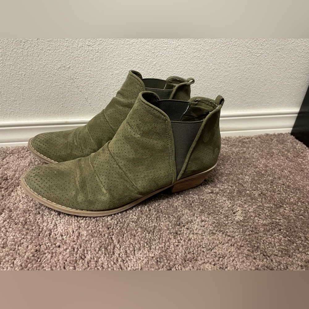 Report booties